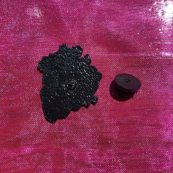 🍄 Overgrown Plants Skull Enamel Pin - Picture 4 of 5